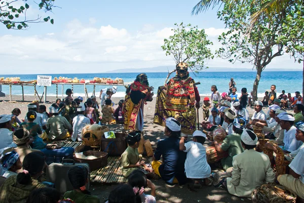 Bali, ceremoni på stranden i goa lawah — Stockfoto