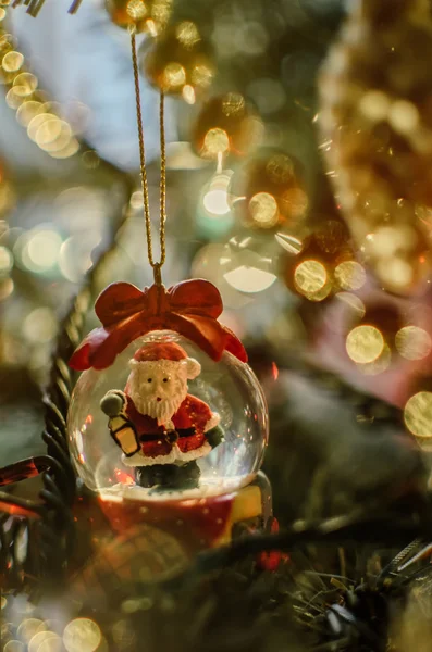 Santa claus v kouli, Vánoční dekorace — Stock fotografie