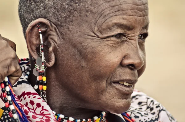 Portret starej kobiety masajski — Zdjęcie stockowe