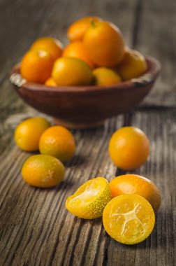 Ahşap üstüne lezzetli kumquats