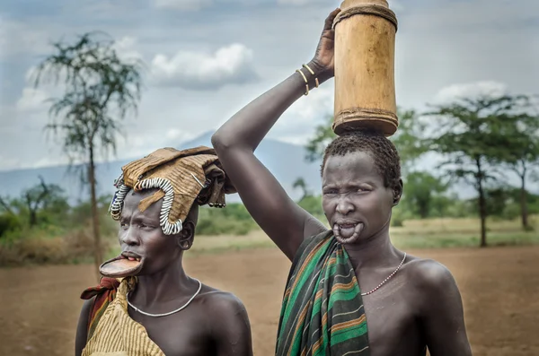 Zwei mursi frauen, omo tal, äthiopien — Stockfoto