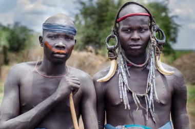 mursi kabilesinden iki adam portresi