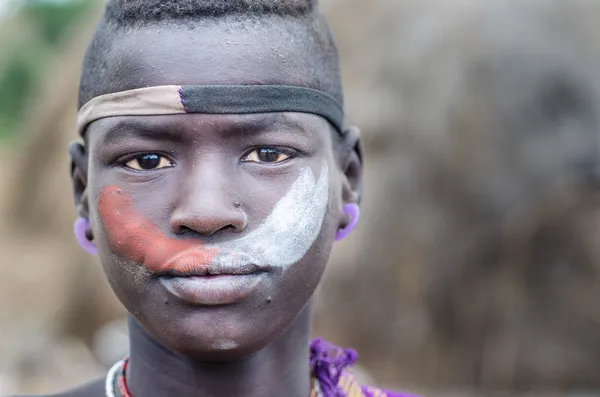 Porträtt av en ung pojke från mursi stam, Etiopien — Stockfoto