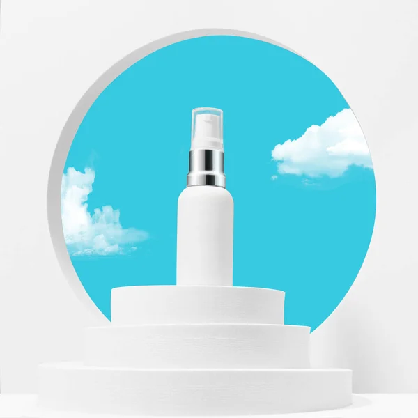 Produto cosmético branco sobre uma plataforma contra um céu azul Fotografia De Stock