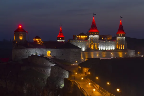 Средневековый замок ночью — стоковое фото