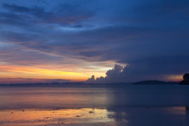 Sahilde gün batımı