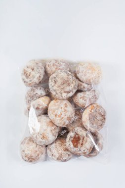Beyaz arka planda şeffaf bir torba içinde zencefilli çörek. Rus ulusal zencefilli kurabiye. Paket içinde zencefilli çörek.