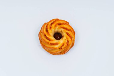 Beyaz arkaplanlı kek kurabiyesi. Krem rengi kapaklı kapkekler..