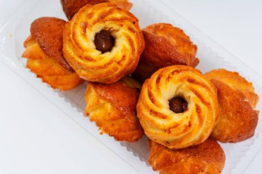 Beyaz arkaplanlı kek kurabiyesi. Krem rengi kapaklı kapkekler..