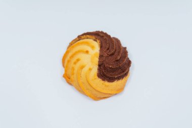 Beyaz arka planda çikolatalı kurabiyeler. Ev yapımı kurabiyeler. Yakın plan beyaz çikolata karışımı. Renkli iki renkli kurabiyeler.