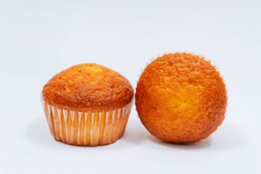 Beyaz arka planda kapkekler. Ev yapımı kekler, yakın çekim bir tabakta..