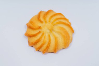 Beyaz arka planda karamelli kurabiyeler. Ev yapımı kurabiyeler..