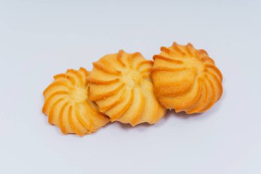 Beyaz arka planda karamelli kurabiyeler. Ev yapımı kurabiyeler..