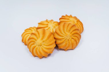 Beyaz arka planda karamelli kurabiyeler. Ev yapımı kurabiyeler..