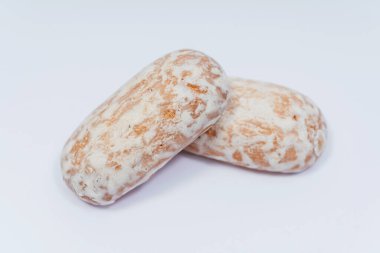 Beyaz arka planda zencefilli kek. Rus ulusal zencefilli kurabiye. Hafif bir arkaplanda zencefilli çörek yakın plan