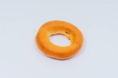Beyaz arka planda jöleli bir simit. Rus ulusal kurabiyeleri. Simit yakın çekim üst görünüm