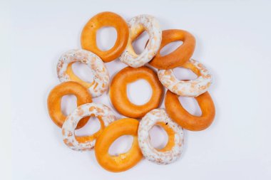 Beyaz arka planda jöleli bir simit. Rus ulusal kurabiyeleri. Simit yakın çekim üst görünüm
