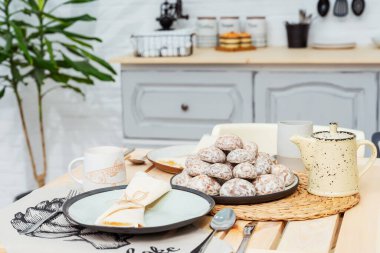 Mutfağın arka planında kremalı zencefilli kek var. Rus ulusal zencefilli kurabiye. Bayram masasına yakın plan zencefilli çörek.