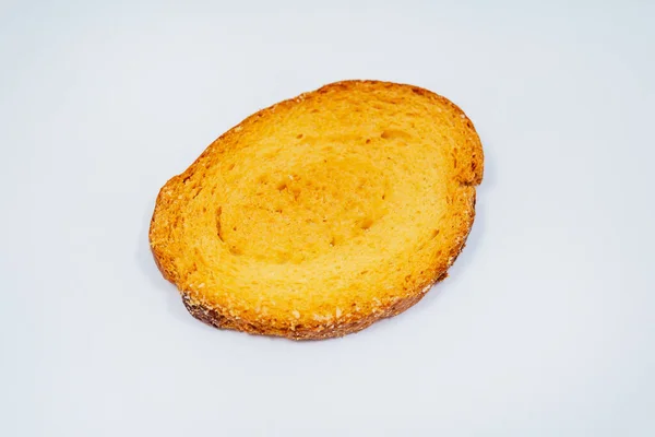 白い背景に甘いクラッカー 乾燥した甘いパンの近くのトップビュー — ストック写真