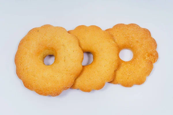 白い背景に異なる形状のクッキー 自家製のクッキーが閉じます ハートと星の形をしたクッキー — ストック写真