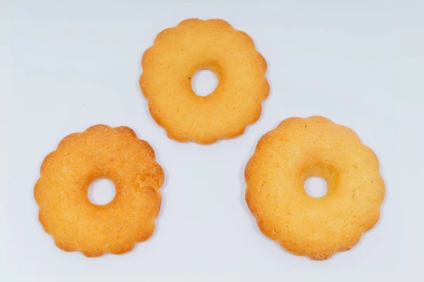 白い背景に異なる形状のクッキー 自家製のクッキーが閉じます ハートと星の形をしたクッキー — ストック写真