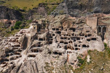 Gürcistan 'ın ortaçağ mimari hava manzaralı anıtı Vardzia mağara manastırı kompleksi. Gürcistan 'ın Avrupa' daki antik mağara şehri