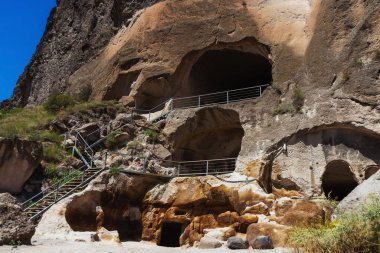 Vardzia, Gürcistan 'da bir mağara manastırı olup, ortaçağ Gürcistan mimarisinin bir anıtıdır. Gürcistan 'ın Avrupa' daki antik mağara şehri
