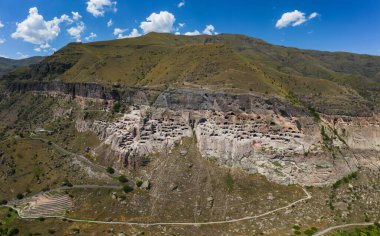 Vardzia, Gürcistan 'da bir mağara manastırı. Ortaçağ Gürcistan mimari manzaralı bir anıt.