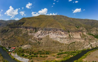 Gürcistan 'daki ortaçağ mimarisi manzaralı Vardzia mağara manastırı kompleksi. Kura Nehri Vadisi