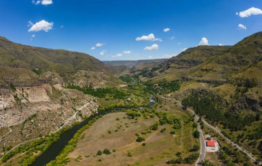 Gürcistan 'daki ortaçağ mimarisi manzaralı Vardzia mağara manastırı kompleksi. Kura Nehri Vadisi