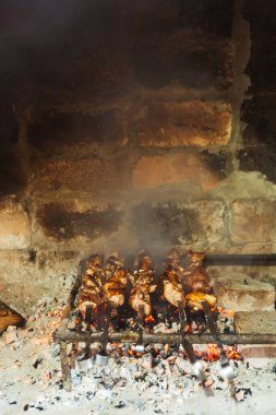 Izgaranın yanında kömürlü şiş kebap. Kafkasya 'da Gürcistan' da şiş kebap pişiriyorum.