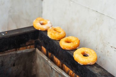 Çörekler çöp kutusunda. Sokağa atılmış yiyecekler. Çöpte sokak yemeği