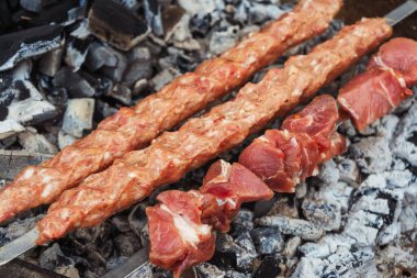 Izgaranın yanında kömürlü şiş kebap. Kafkasya 'da Gürcistan' da şiş kebap pişiriyorum.