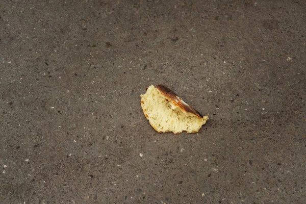 Chleb Ziemi Wyrzucone Jedzenie Ulicy Jedzenie Ulicy Śmieciach — Zdjęcie stockowe