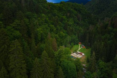 Yazın Borjomi maden suyu tesislerinde kükürt banyosu. Borjomi Vit 'teki ormandaki dağlarda sıcak bahar havuzu.