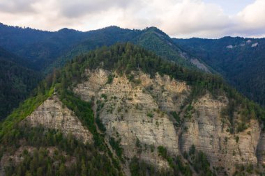 Gürcistan 'ın Borjomi şehrinde haçları olan bir dağ. Yazın Borjomi maden suyu tatil köyü yakınlarındaki dağlar