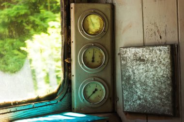 Eski bir demiryolu treninin sürücü kabinindeki alet paneli. Gürcistan 'ın Bakuriani kentindeki dağların arasında, eski demiryolunda tren..