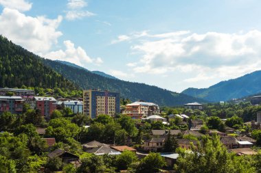 Gürcistan 'ın Borjomi tatil köyünün panoramik manzarası. Borjomi şehrinin yaz aylarında dağ manzarası