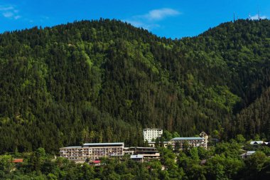 Gürcistan 'ın Borjomi tatil köyünün panoramik manzarası. Borjomi şehrinin yaz aylarında dağ manzarası