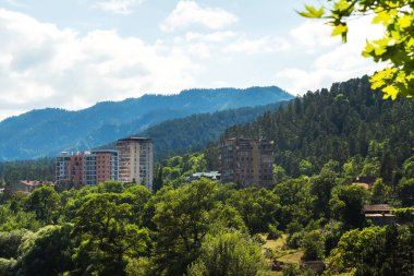 Gürcistan 'ın Borjomi tatil köyünün panoramik manzarası. Borjomi şehrinin yaz aylarında dağ manzarası