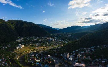 Gürcistan 'ın Borjomi tatil köyünün panoramik manzarası. Borjomi şehrinin yaz aylarında dağ manzarası