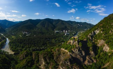 Gürcistan 'ın Borjomi tatil köyünün panoramik manzarası. Borjomi şehrinin yaz aylarında dağ manzarası