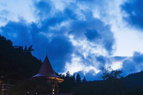 Ein Haus Mit Einem Turm Auf Dem Hintergrund Der Berge — Stockfoto