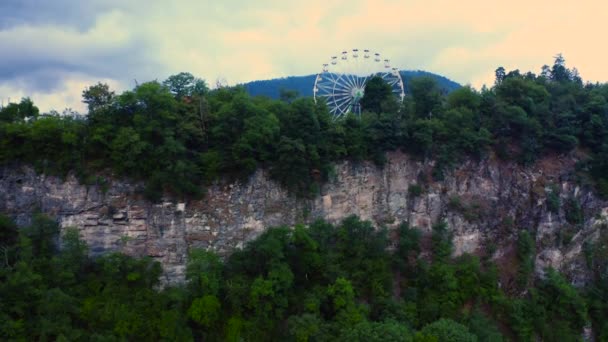 Riesenrad Auf Einem Berg Einem Park Georgien Borjomi Sommer Luftaufnahme — Stockvideo