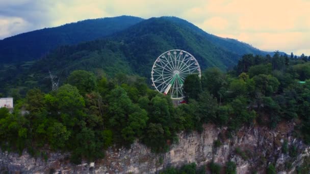 Riesenrad Auf Einem Berg Einem Park Georgien Borjomi Sommer Luftaufnahme — Stockvideo
