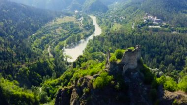 Gürcistan 'ın Borjomi tatil beldesindeki eski bir kalenin kalıntıları. Georgia 'da eski bir harabe kale. Yazın yeşil dağ sıraları ve yamaçlarının havadan görünüşü