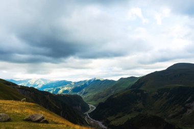 Gürcistan 'daki Kazbegi dağlarının panoramik hava manzarası. Kafkasya Dağları sonbaharın başlarında insansız hava aracının görüntüsüyle
