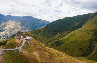 Kazbegi dağlarındaki Gergeti Trinity Kilisesi 'nin havadan görünüşü. Georgia 'nın pitoresk dağlarındaki ortaçağ kilisesinin manzarası. Dağdaki antik tapınak