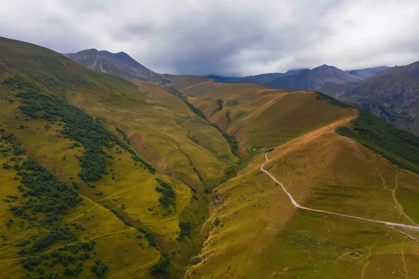 Sentiero Una Collina Vista Aerea Nelle Montagne Kazbegi Georgia Vista — Foto Stock