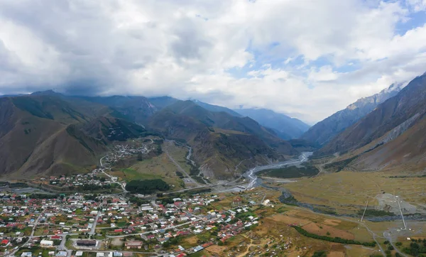 Vista Aérea Ciudad Stepantsminda Las Montañas Kazbegi Panorama Ciudad Las — Foto de Stock